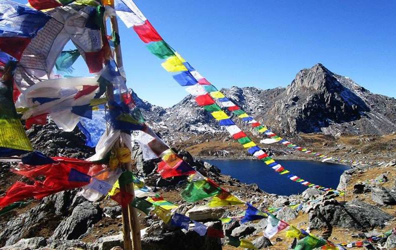 gosaikunda-lake-and-prayer-flags-2